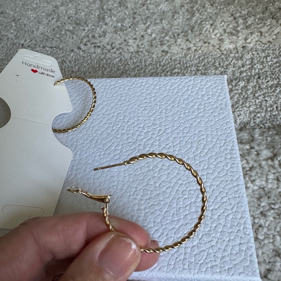 Thin Lightweight Gold Hoop Earrings New - Picture 6 of 7